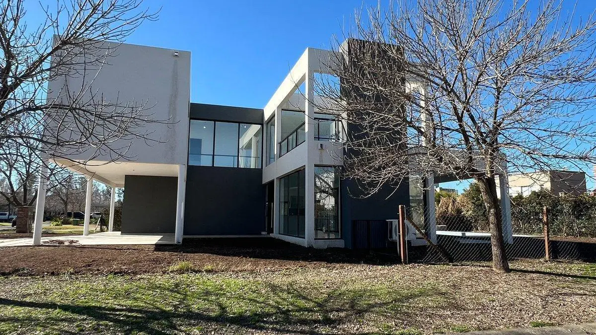 Venta casa estrenar 6amb Haras Santa Maria Escobar 4