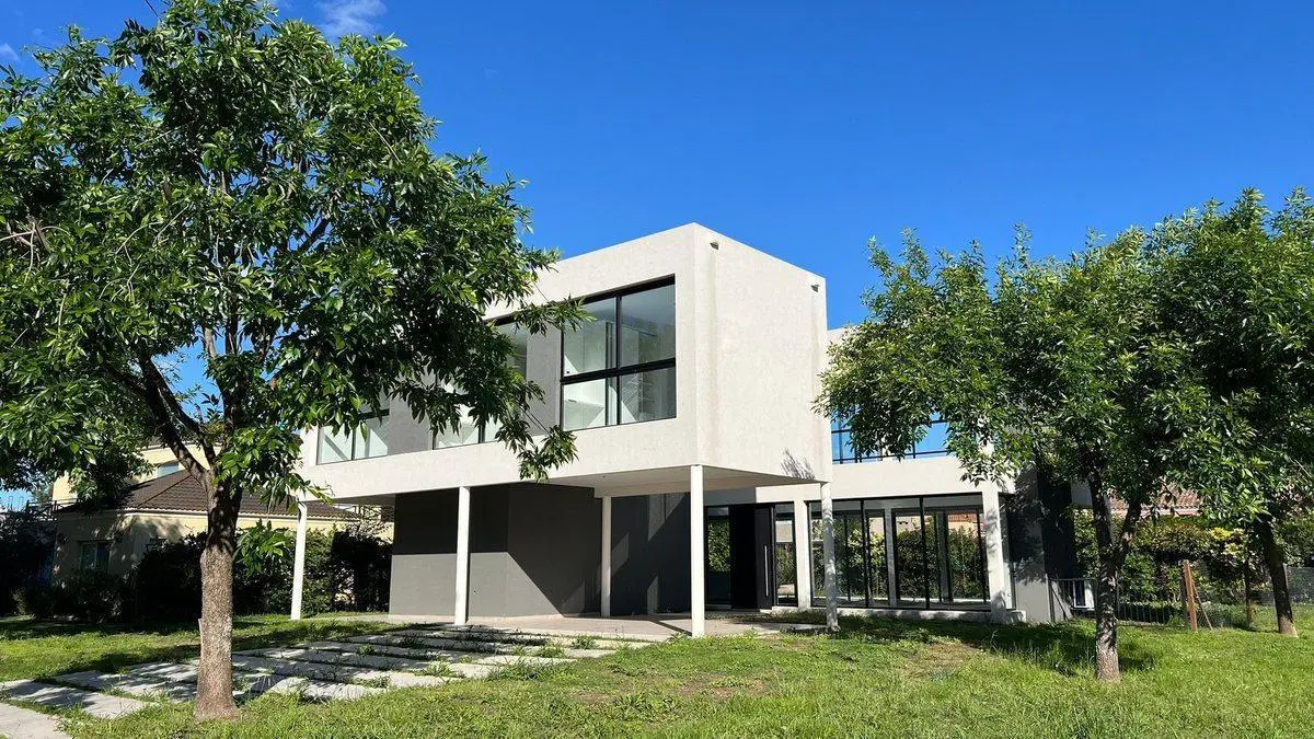 Venta casa estrenar 6amb Haras Santa Maria Escobar 2