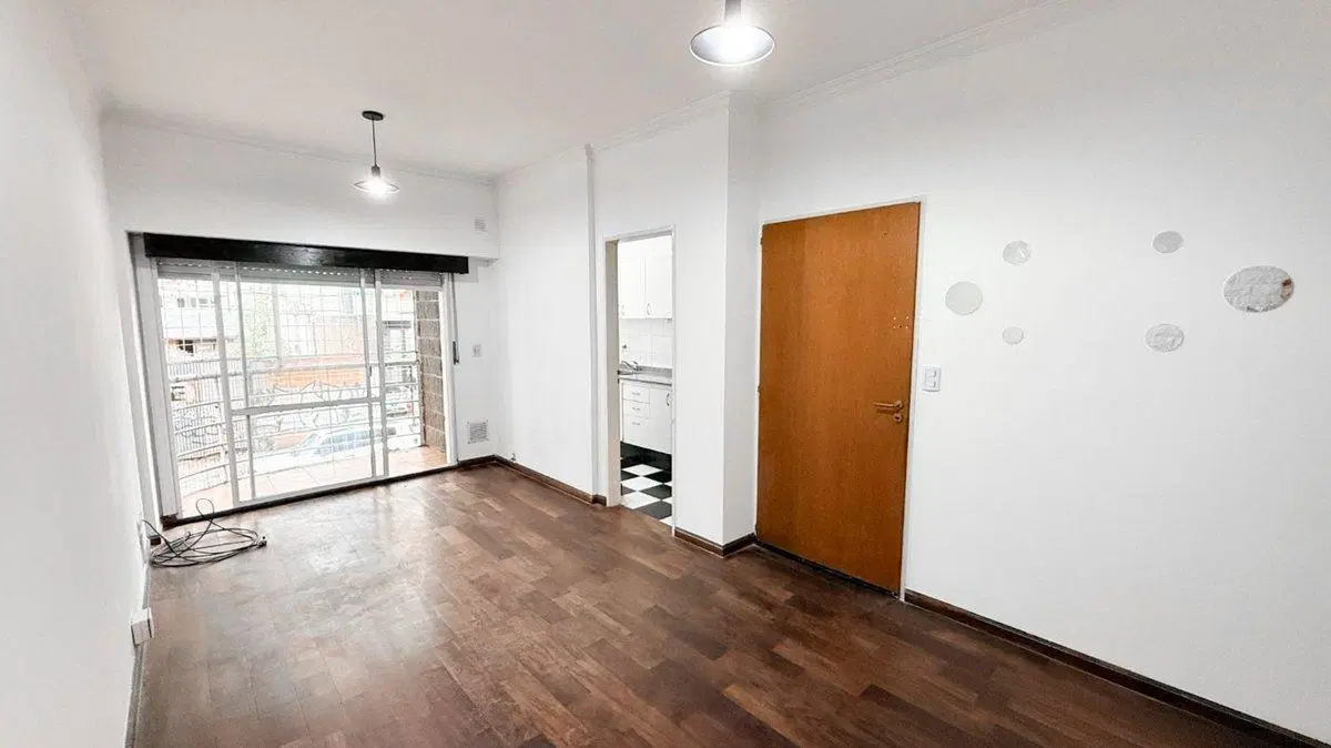 VENTA Depto. 2 amb. Frente c/ balcón. San Martín 5