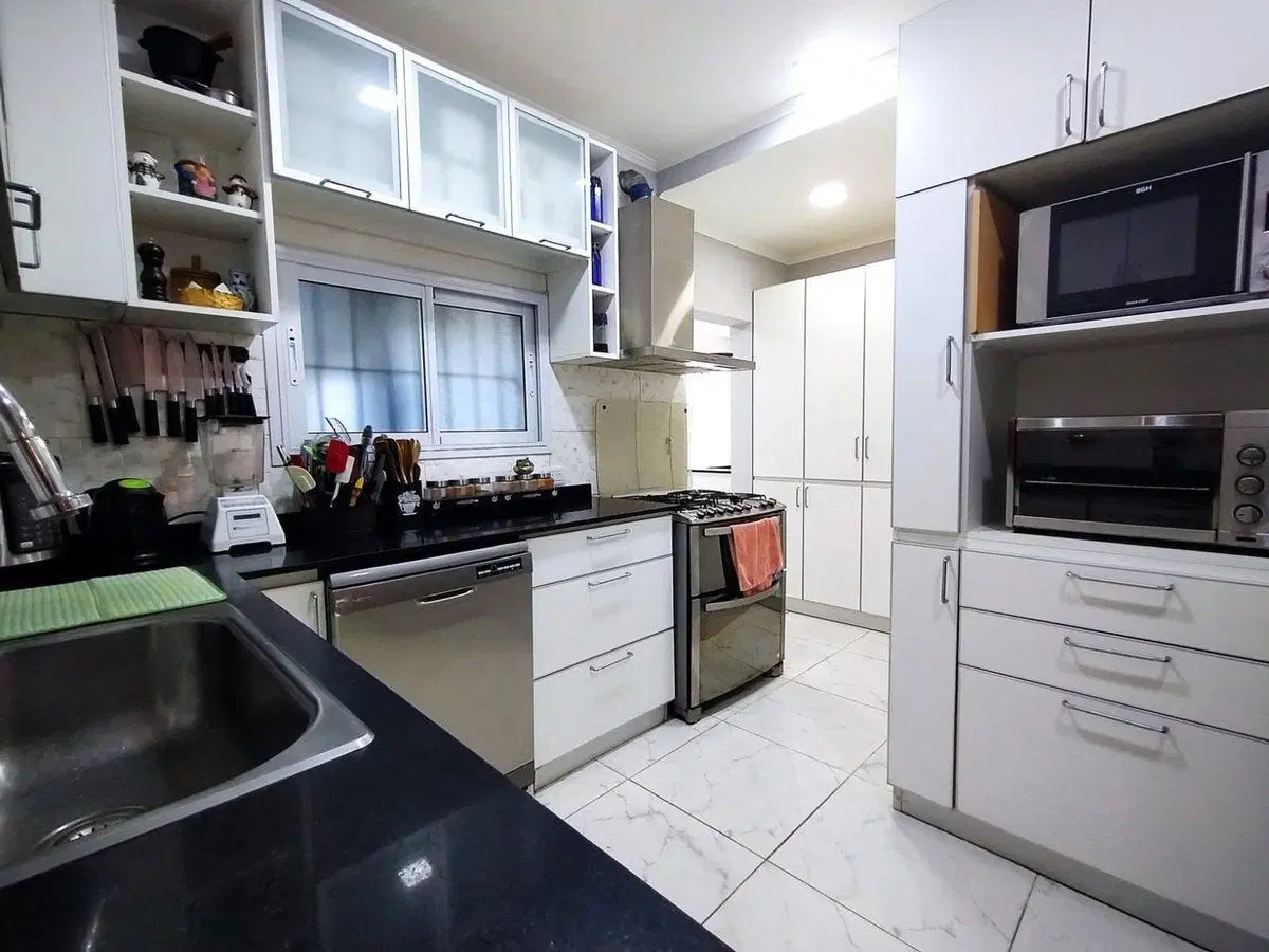 Casa 8 Ambientes en Lote 1751m con Pileta y Paddle 3