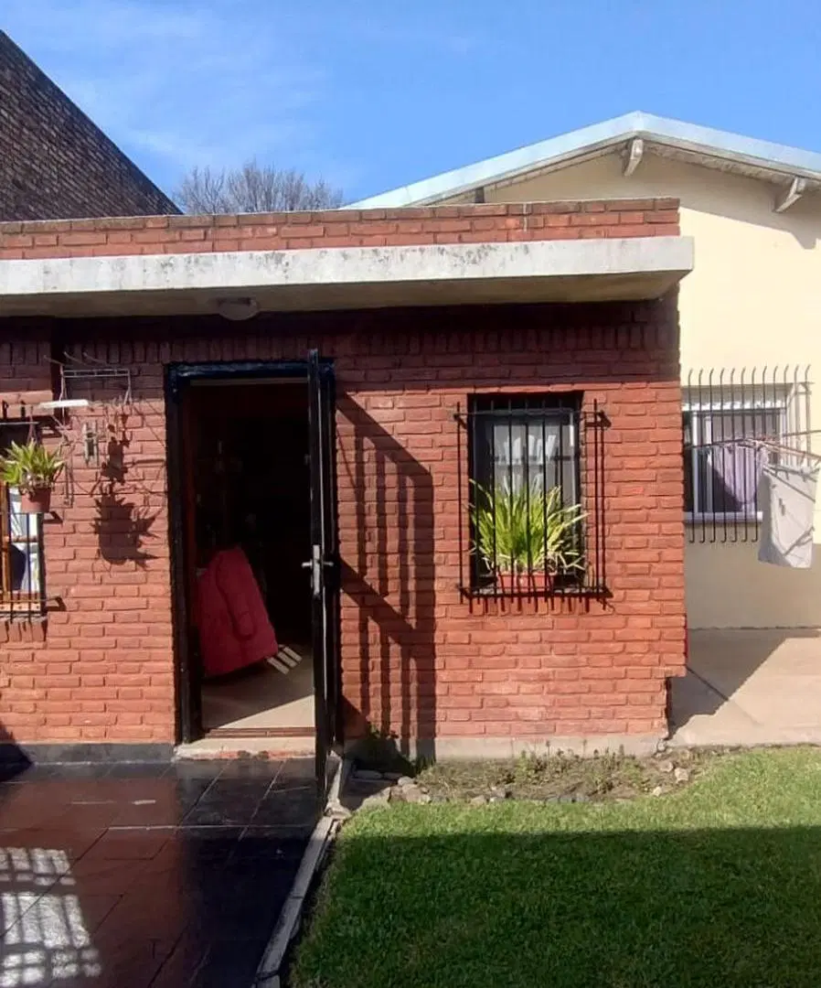 VENTA CASA 3 AMBIENTES CON COCHERA Y QUINCHO 2