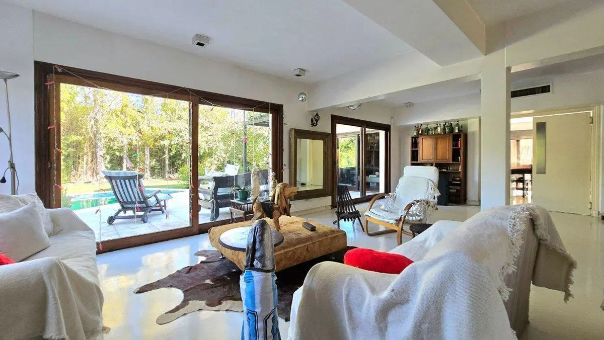 VENTA CASA 5 AMB CON PISCINA LOMAS DE SAN ISIDRO 2