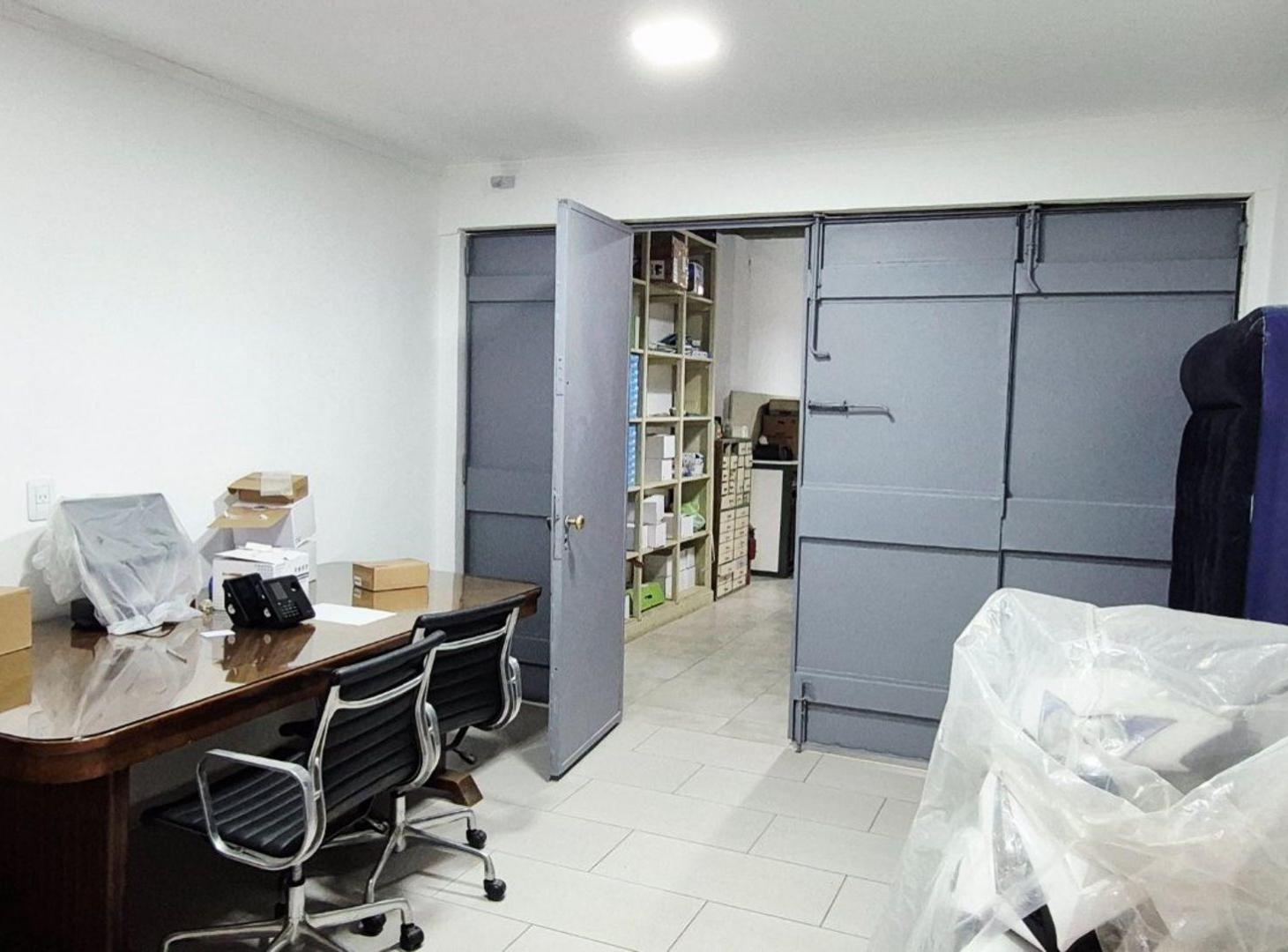 Foto de DEPÓSITO / INMUEBLE COMERCIAL EN VENTA – OLIVOS, imagen 2