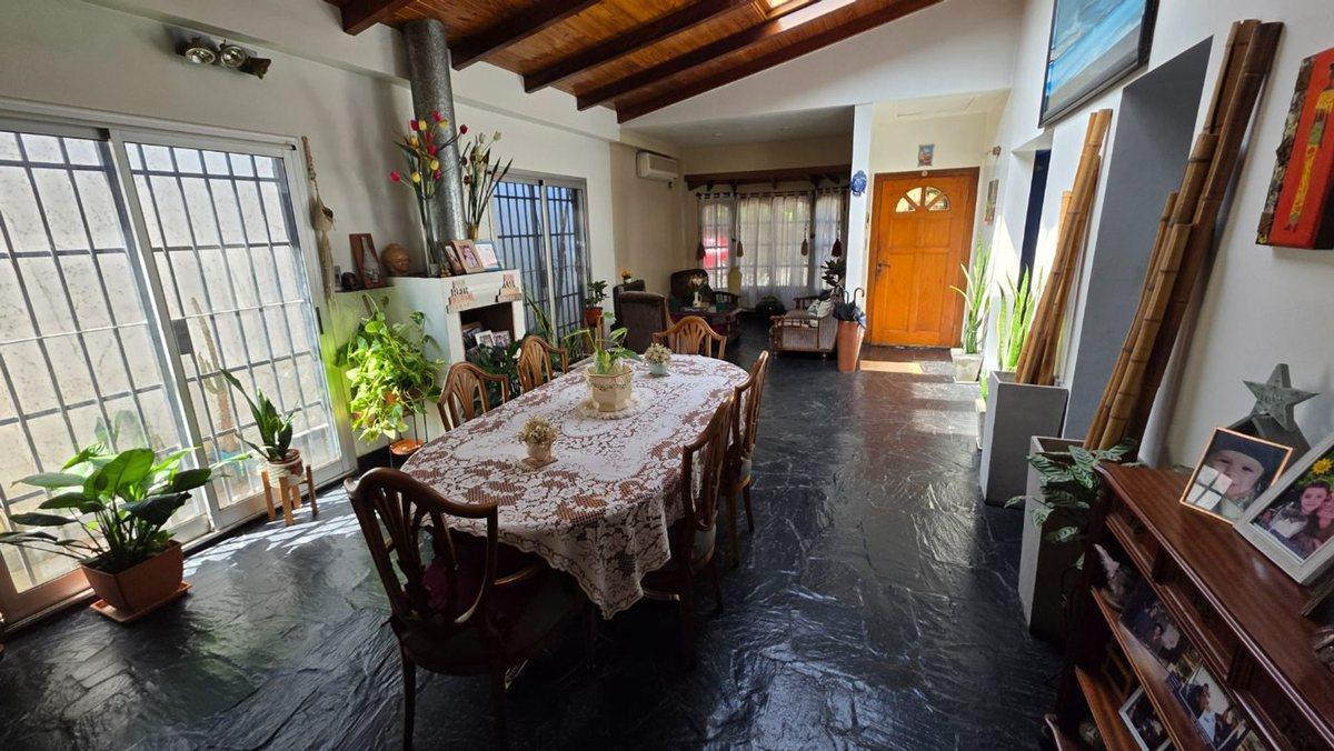 Foto de MARTINEZ CASA VENTA 5 AMB COCHERA Y JARDIN, imagen 2