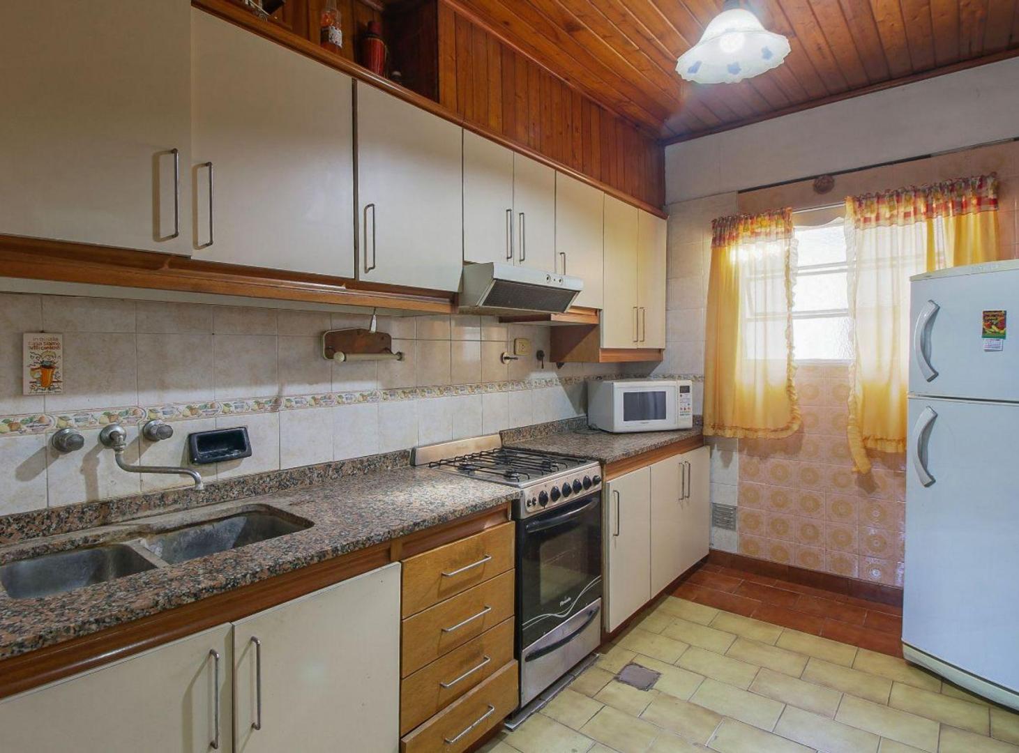 Foto de CASA 4 AMBIENTES CON JARDIN Y PILETA - BERAZATEGUI, imagen 4