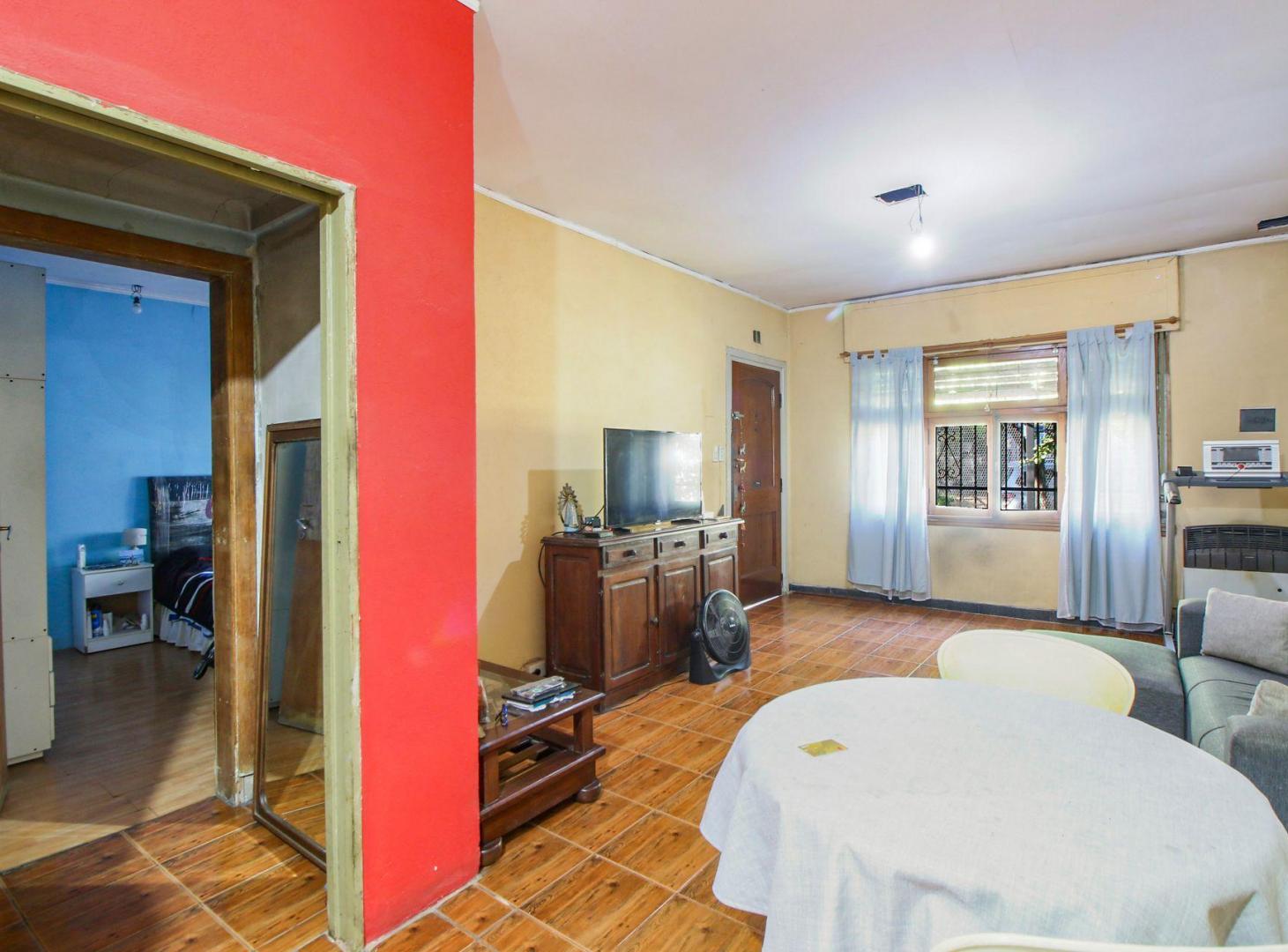 Foto de VENTA 4 AMB EN BURZACO CON JARDIN Y POTENCIAL, imagen 2