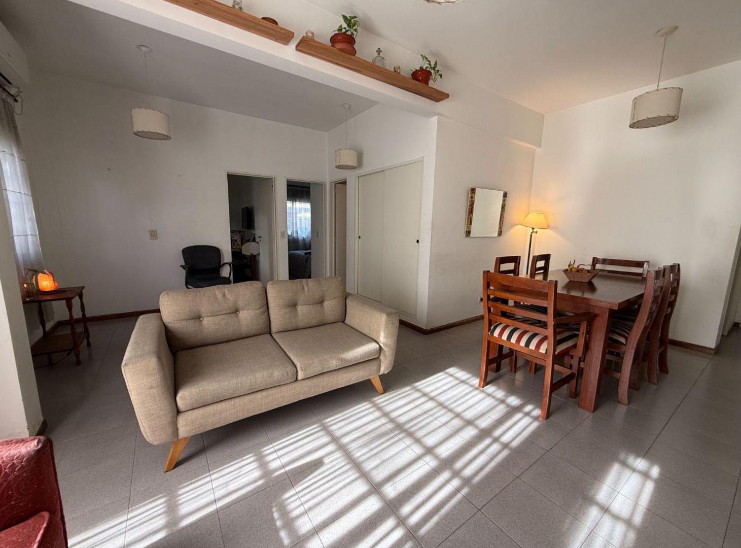 Foto de VENTA AMPLIO DEPTO 3 AMBIENTES PB EN VILLA RAFFO, imagen 1