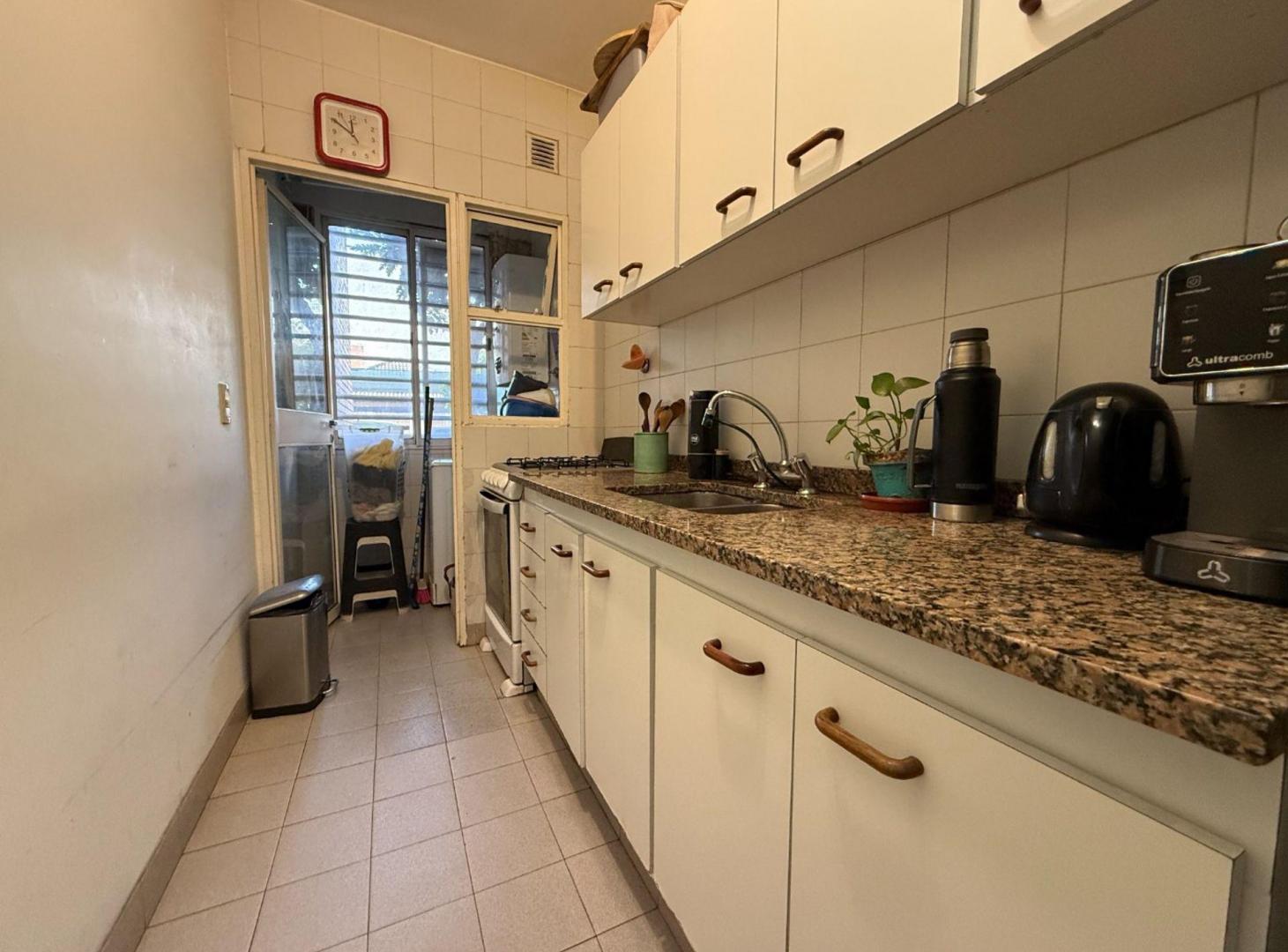 Foto de VENTA AMPLIO DEPTO 3 AMBIENTES PB EN VILLA RAFFO, imagen 2