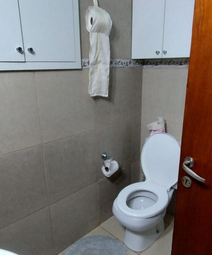 Foto de VENTA CASA 3 AMBIENTES CON COCHERA Y QUINCHO, imagen 2