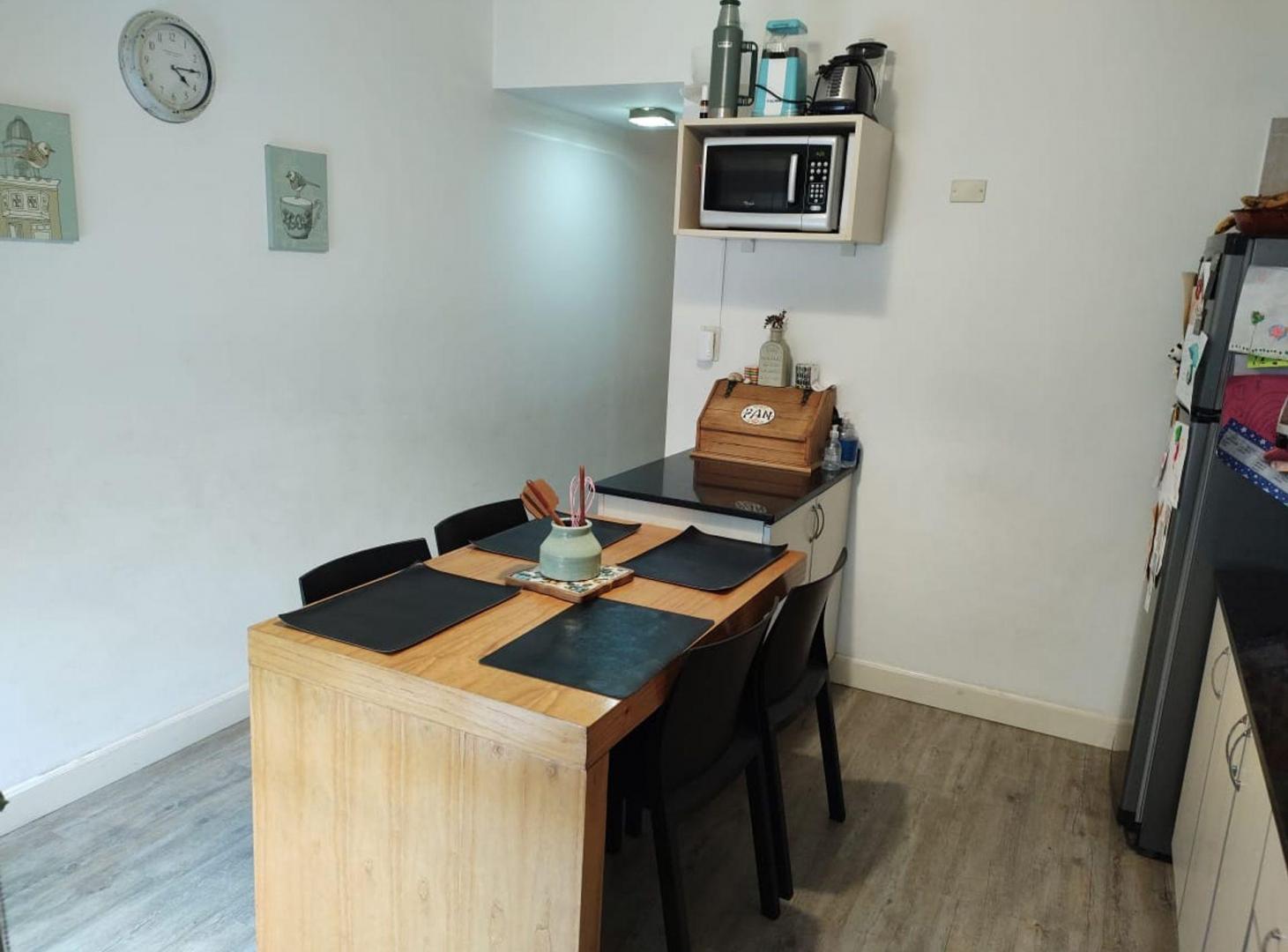 Foto de Casa duplex de 4 amb en venta en Villa Luzuriaga, imagen 4