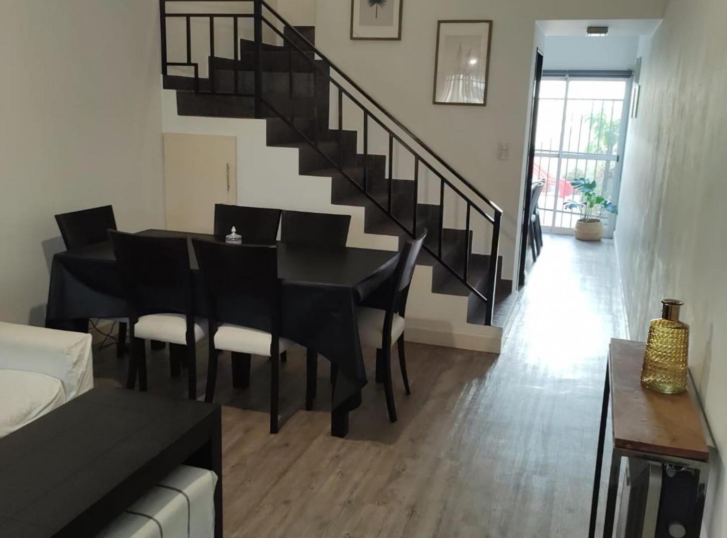 Foto de Casa duplex de 4 amb en venta en Villa Luzuriaga, imagen 3