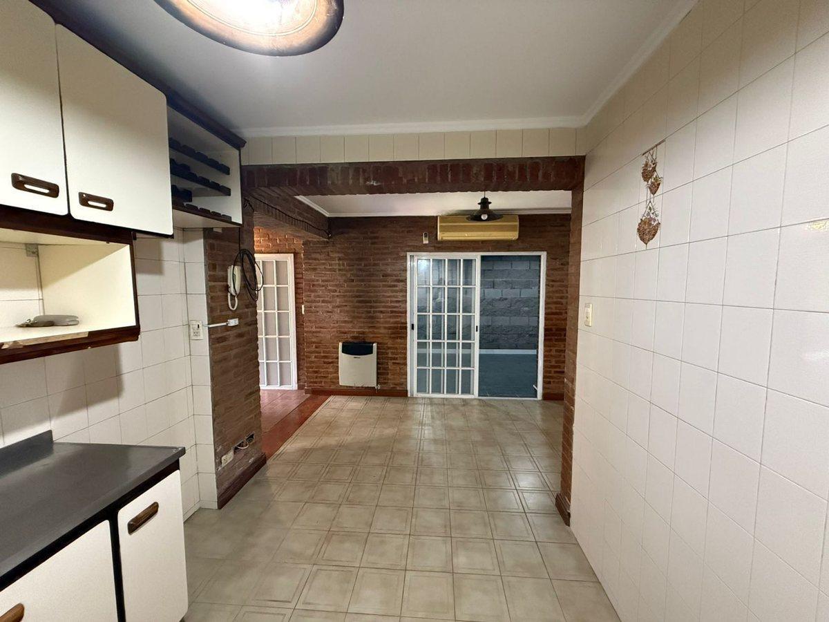 Foto de CASA EN VENTA DE 4 AMBIENTES EN OLIVOS PERMUTA, imagen 5