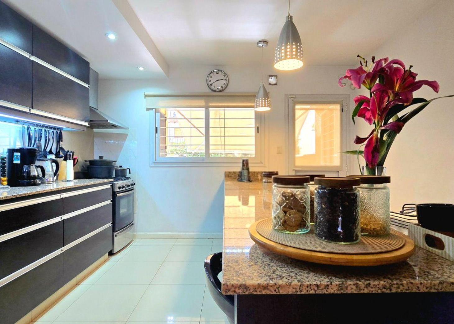Foto de Venta Triplex 5 Amb. Jardín, y Garage OLIVOS, imagen 3