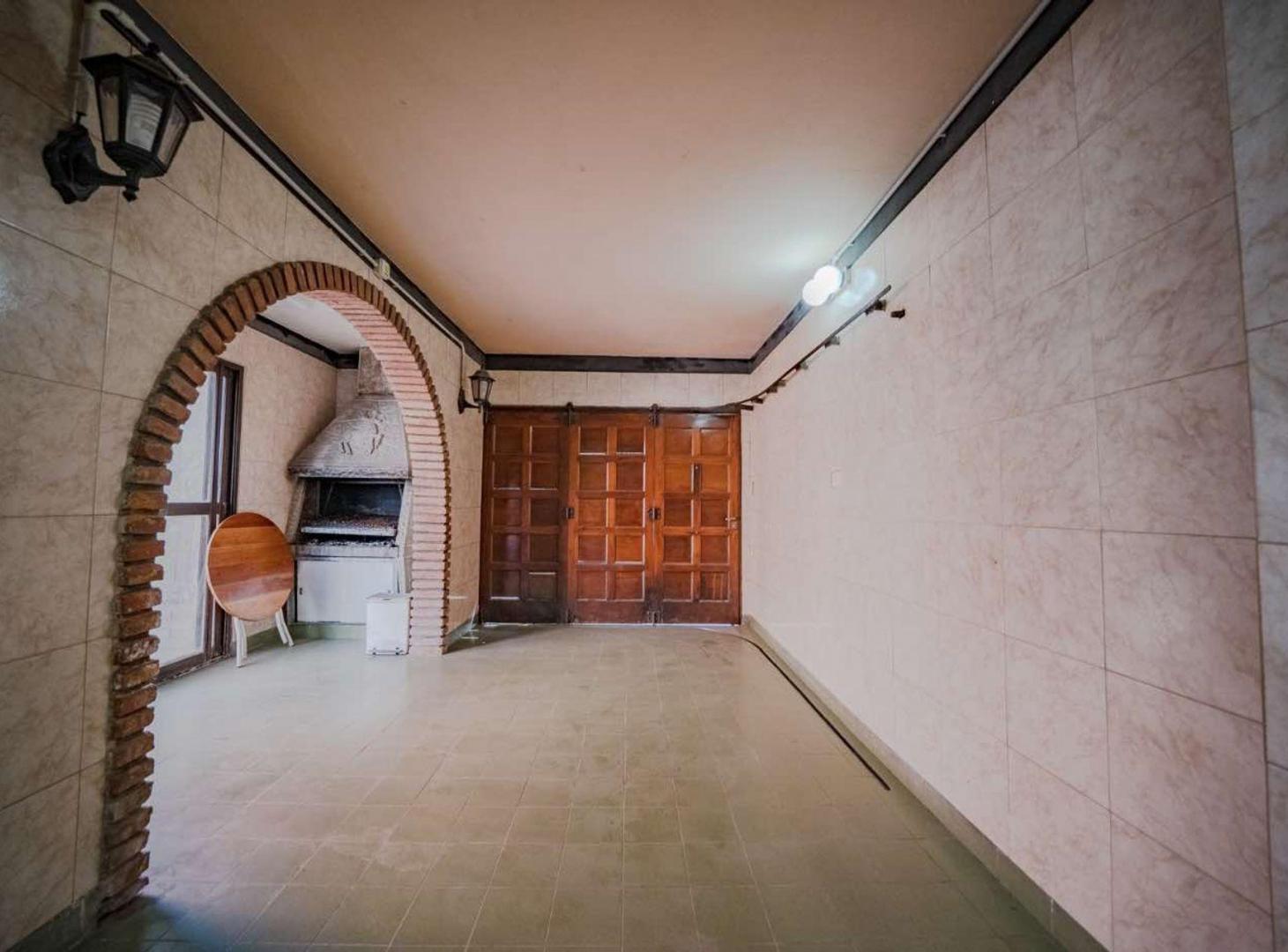 Foto de Venta casa 4 amb. con cochera Martinez, Permuta, imagen 1