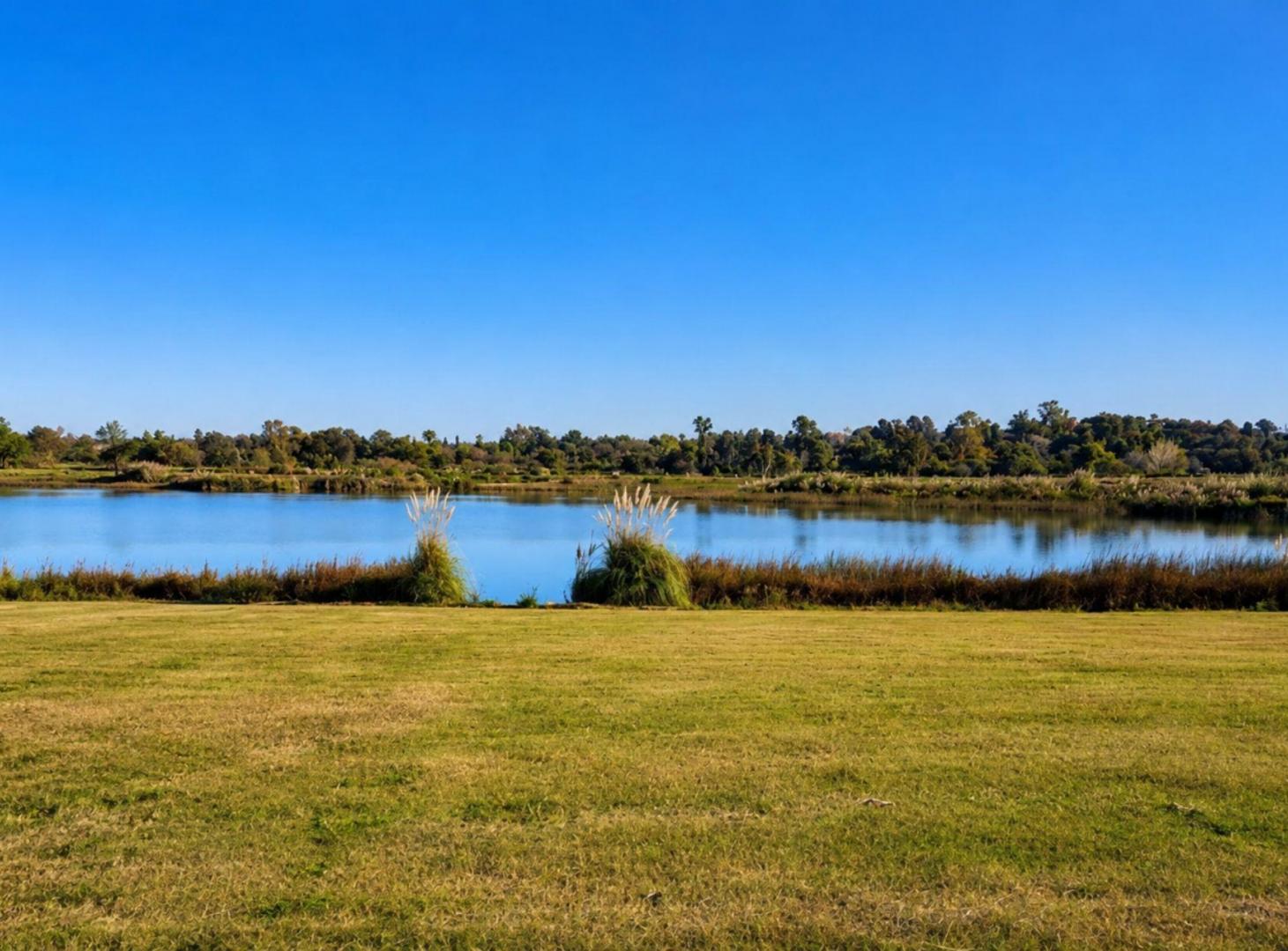 Foto de LOTE AL AGUA CON AMARRA 902,57 M2 EL NAUDIR, imagen 3