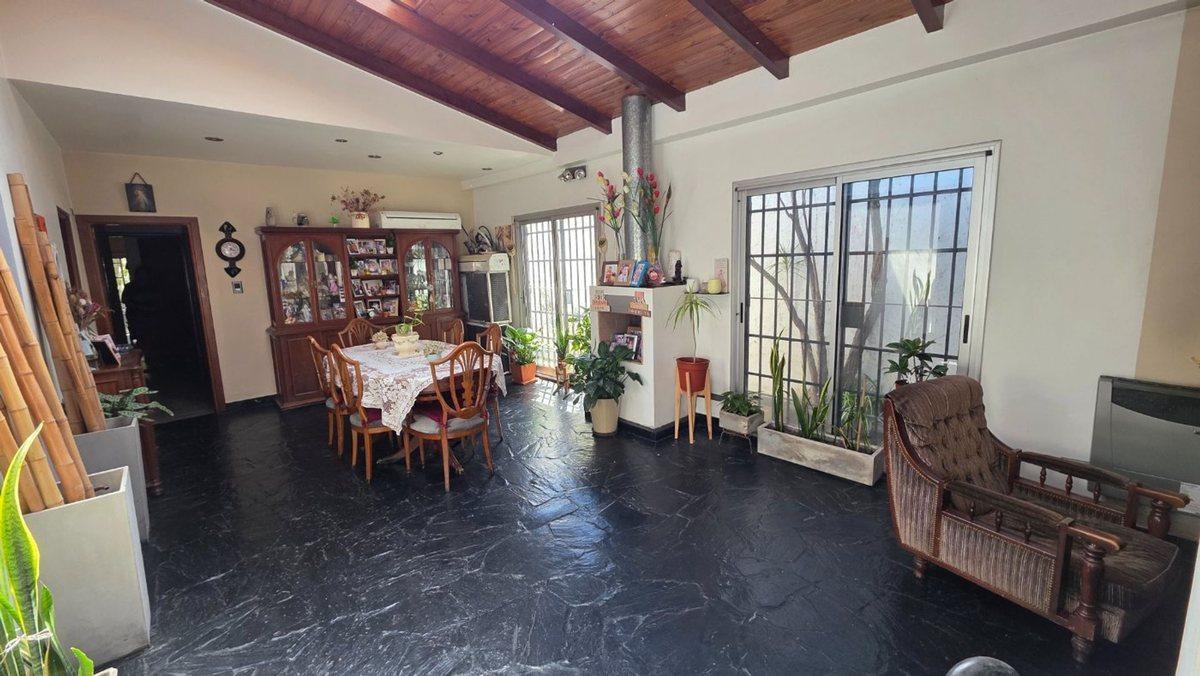 Foto de MARTINEZ CASA VENTA 5 AMB COCHERA Y JARDIN, imagen 2