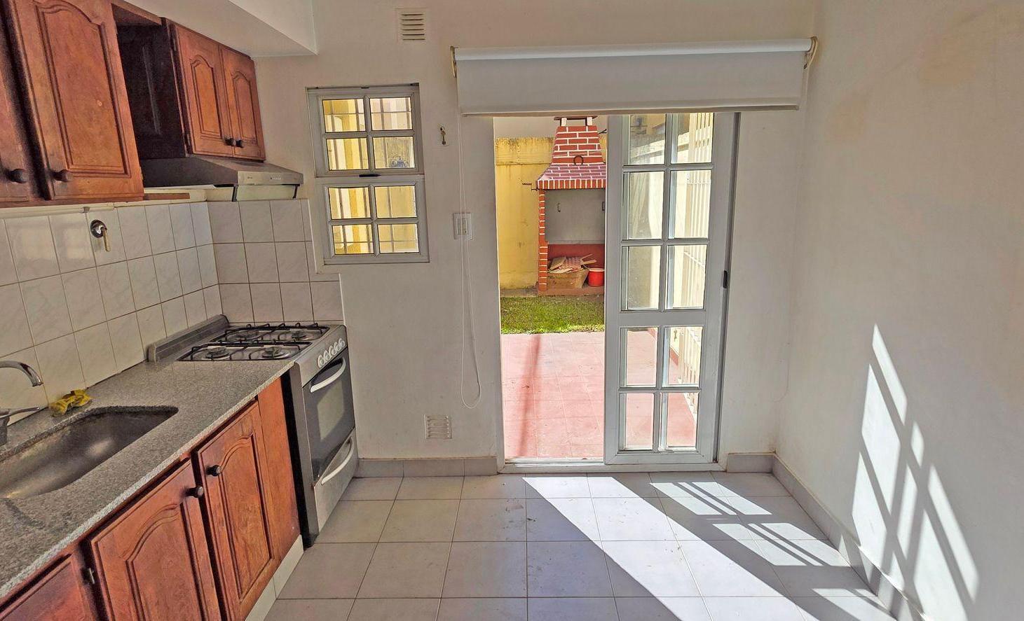 Foto de VENTA DUPLEX DE TRES AMBIENTES Y COCHERA EN BERNAL, imagen 4