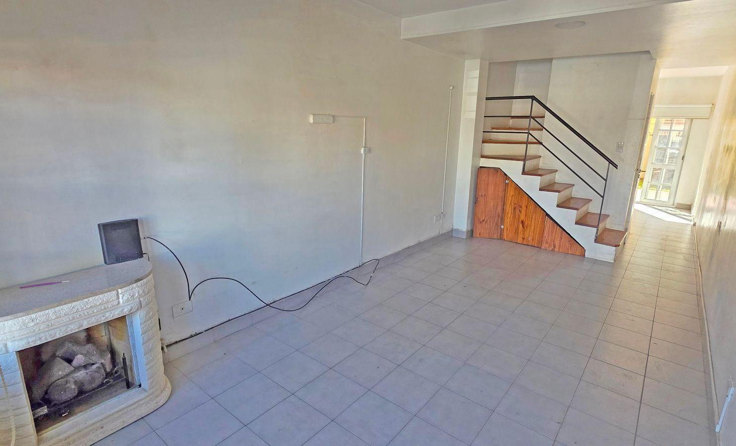 Foto de VENTA DUPLEX DE TRES AMBIENTES Y COCHERA EN BERNAL, imagen 1