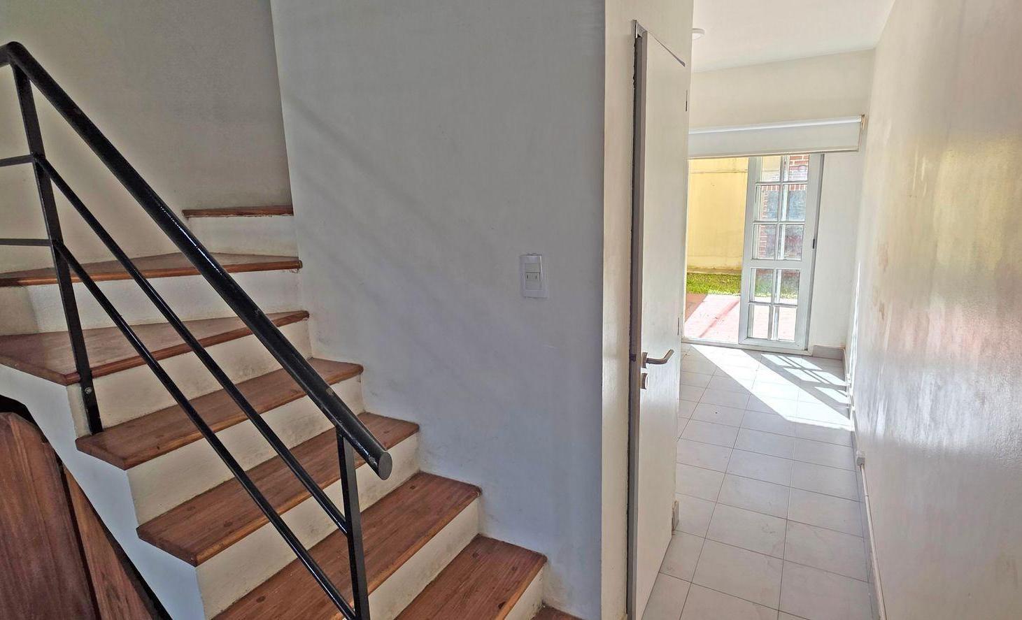 Foto de VENTA DUPLEX DE TRES AMBIENTES Y COCHERA EN BERNAL, imagen 2