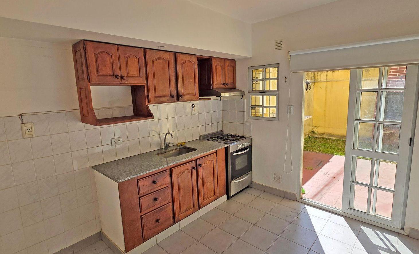 Foto de VENTA DUPLEX DE TRES AMBIENTES Y COCHERA EN BERNAL, imagen 5
