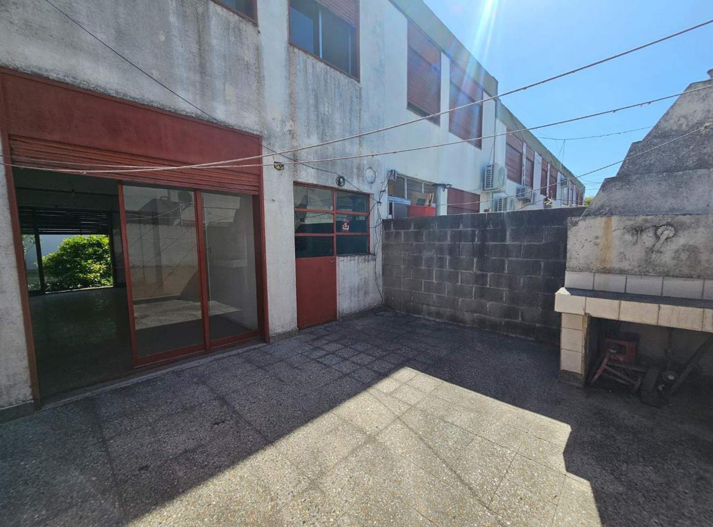 Foto de VENTA Casa 4 AMBIENTES HURLINGHAM ACEPTA PERMUTA, imagen 2
