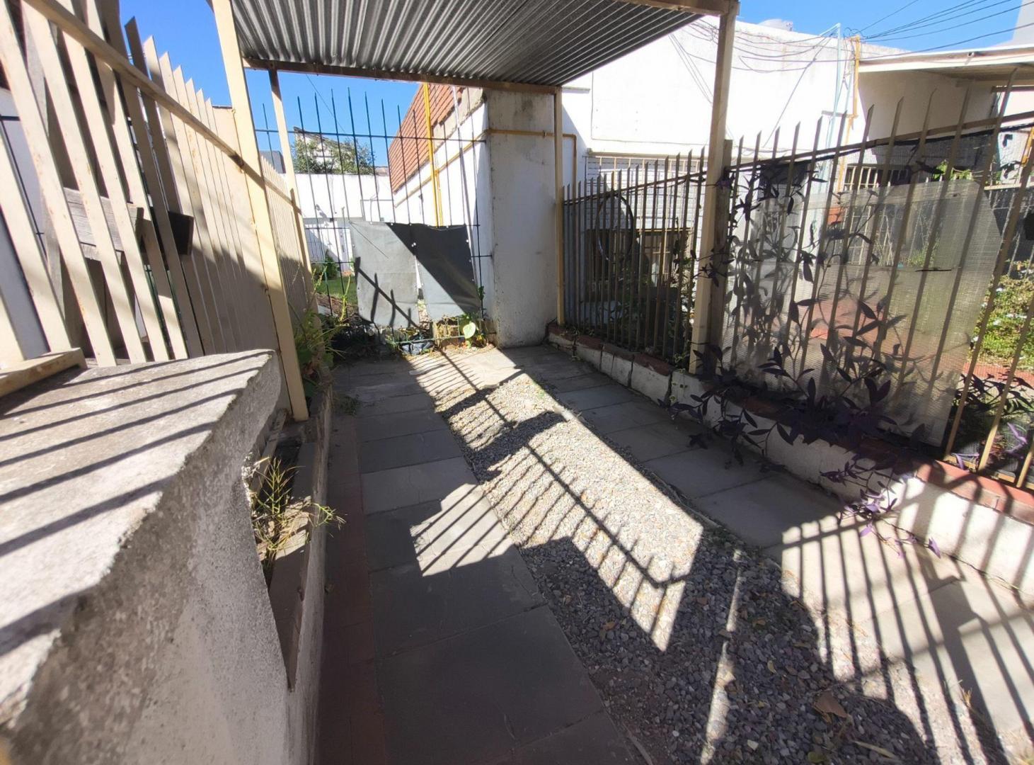 Foto de PH 2amb cochera independiente y patio – Vte. López, imagen 1