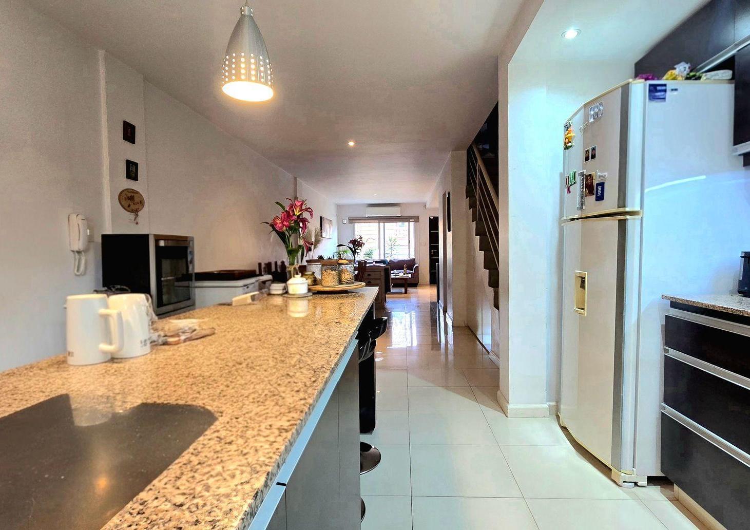 Foto de Venta Triplex 5 Amb. Jardín, y Garage OLIVOS, imagen 4