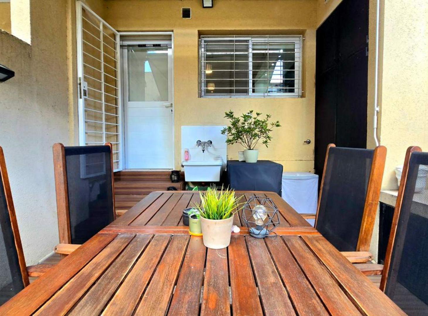 Foto de Venta Triplex 5 Amb. Jardín, y Garage OLIVOS, imagen 2
