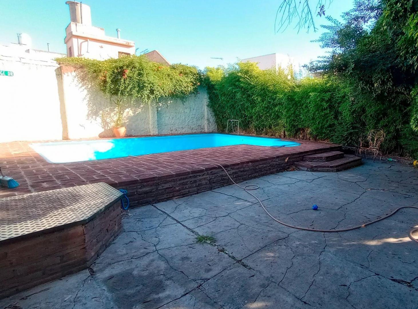 VENTA CASA 4 AMBIENTES + DEPTO 2 AMB SAN MARTIN