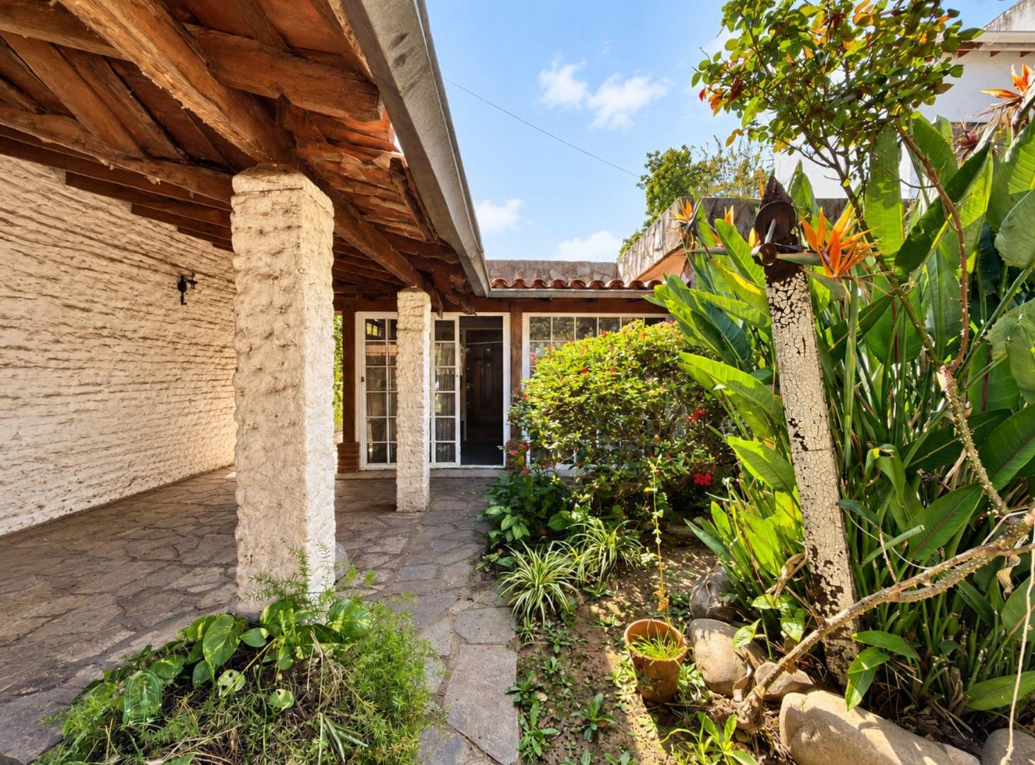Foto de CASA CON LOTE PROPIO Y POTENCIAL DE PROYECTO, imagen 4
