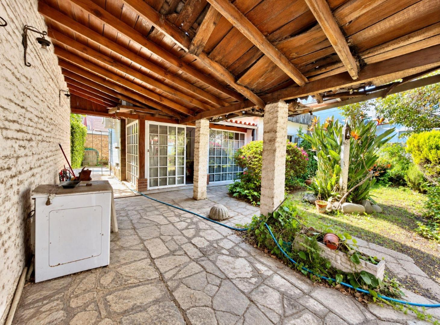 Foto de CASA CON LOTE PROPIO Y POTENCIAL DE PROYECTO, imagen 2