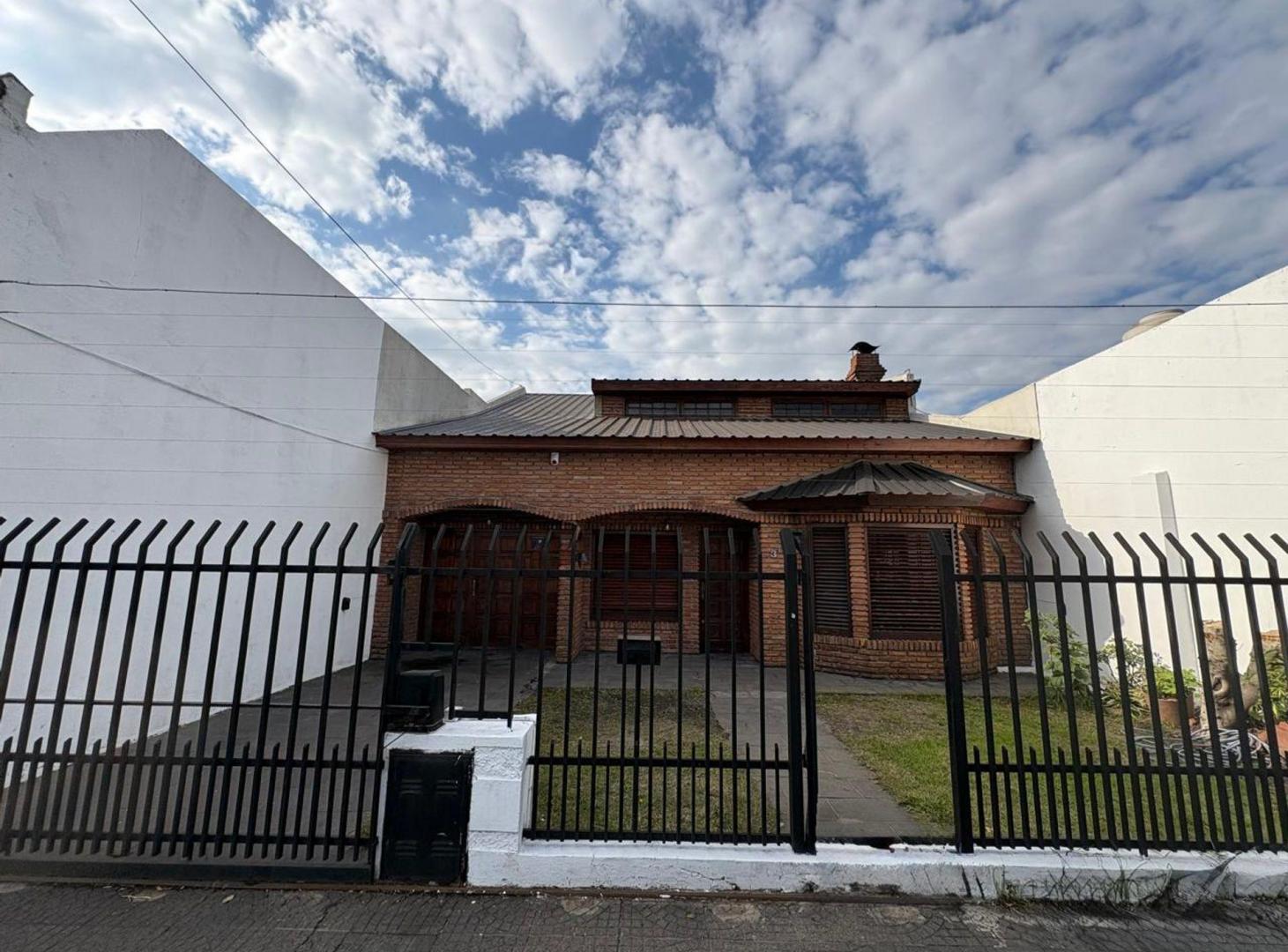 Foto de Chalet 4 ambientes con cochera y gran jardin, imagen 3