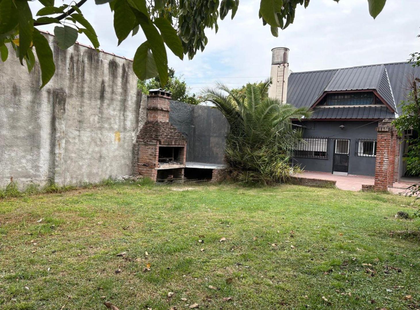 Foto de Chalet 4 ambientes con cochera y gran jardin, imagen 1