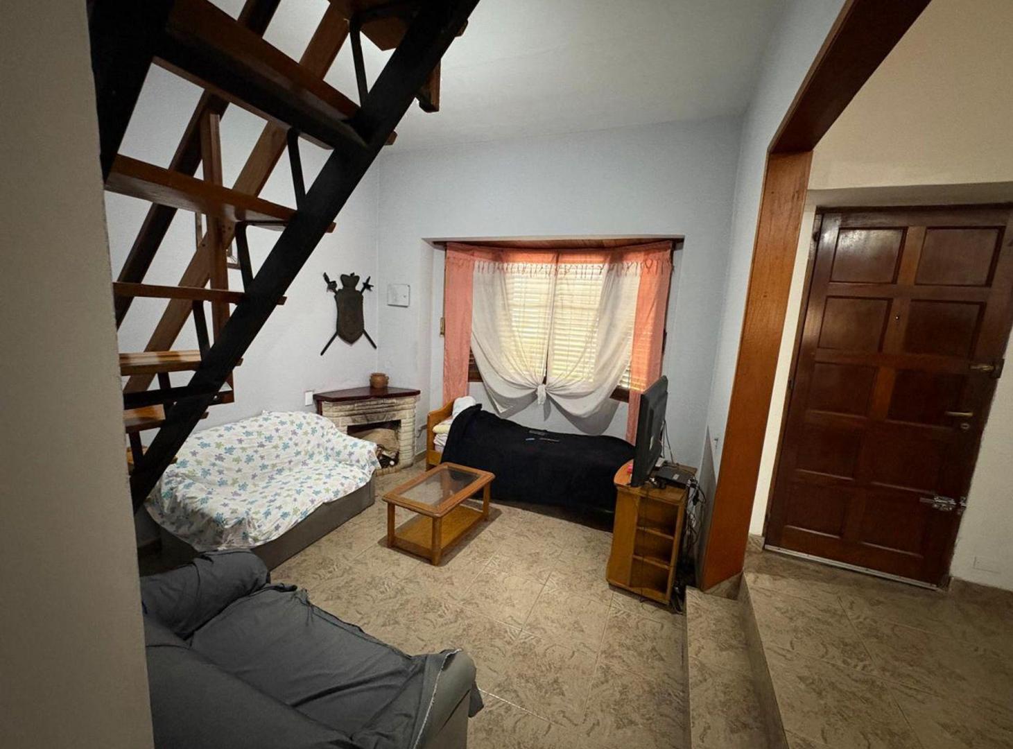 Foto de Chalet 4 ambientes con cochera y gran jardin, imagen 2
