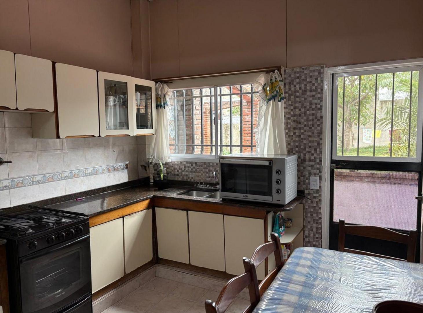 Foto de Chalet 4 ambientes con cochera y gran jardin, imagen 4
