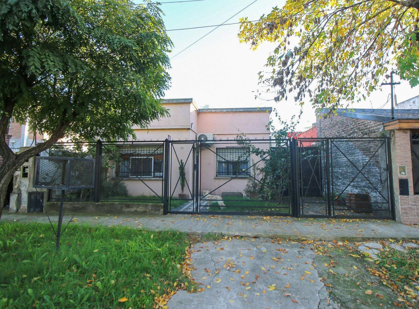 Foto de VENTA 4 AMB EN BURZACO CON JARDIN Y POTENCIAL, imagen 1