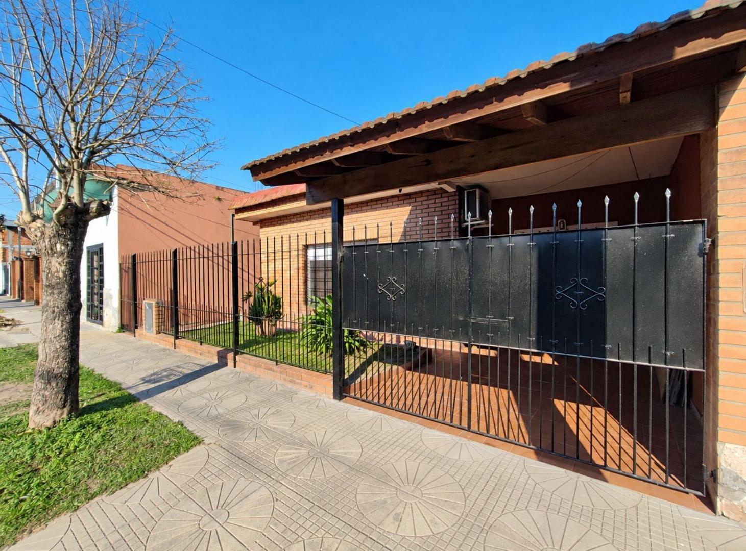 Foto de Casa 4 dorm con pileta y quincho en Villa de Mayo, imagen 1