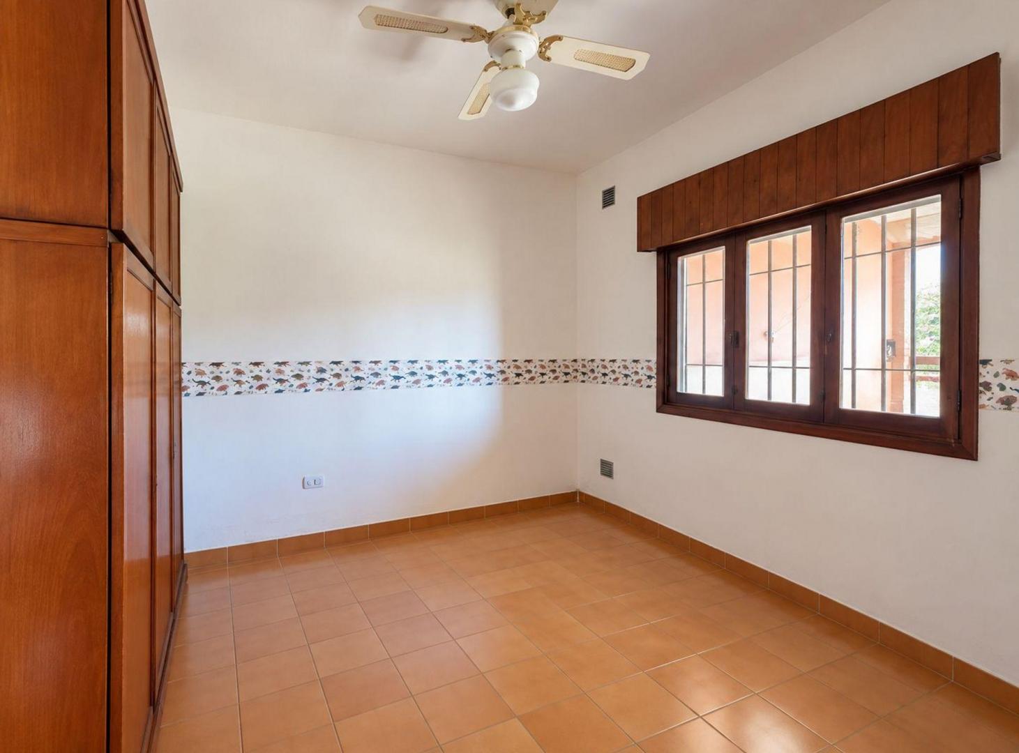 Foto de Casa 4 dorm con pileta y quincho en Villa de Mayo, imagen 3
