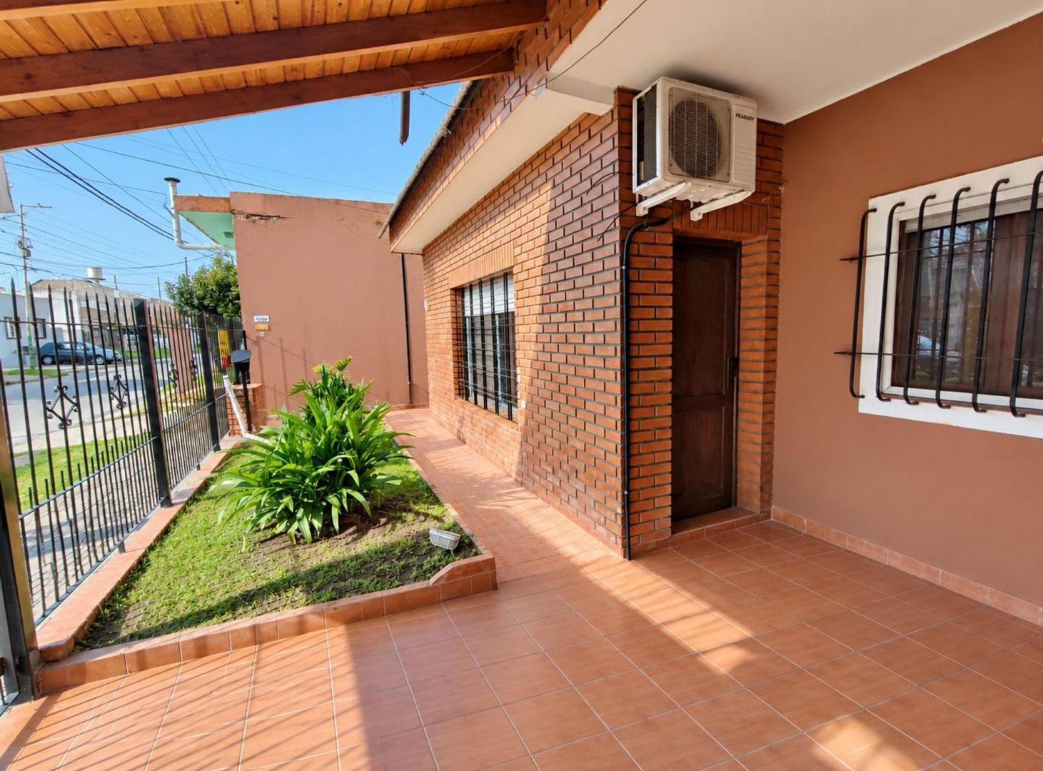 Foto de Casa 4 dorm con pileta y quincho en Villa de Mayo, imagen 4