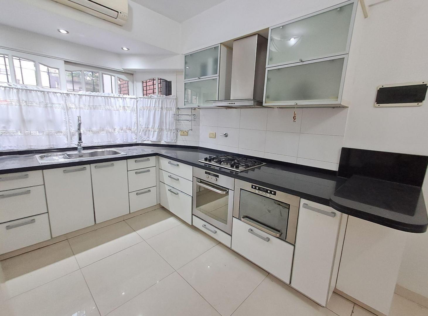 Foto de Venta casa en Villa del Parque - Cocheras - Pileta, imagen 2