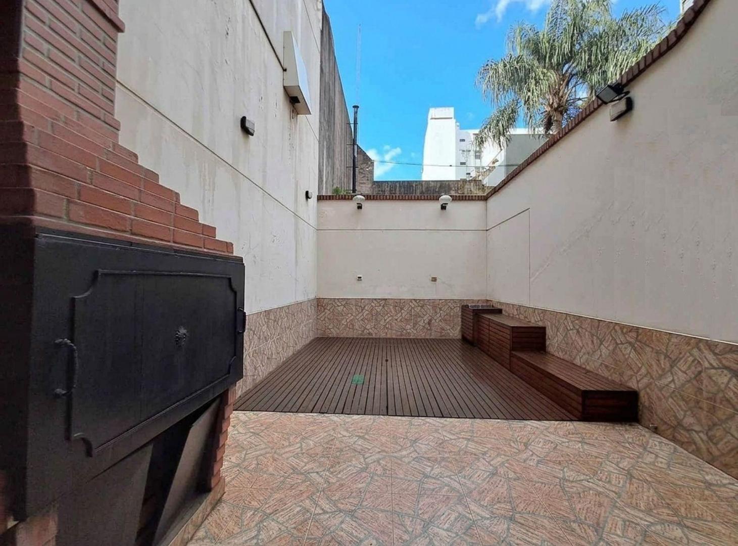 Foto de Venta casa en Villa del Parque - Cocheras - Pileta, imagen 1
