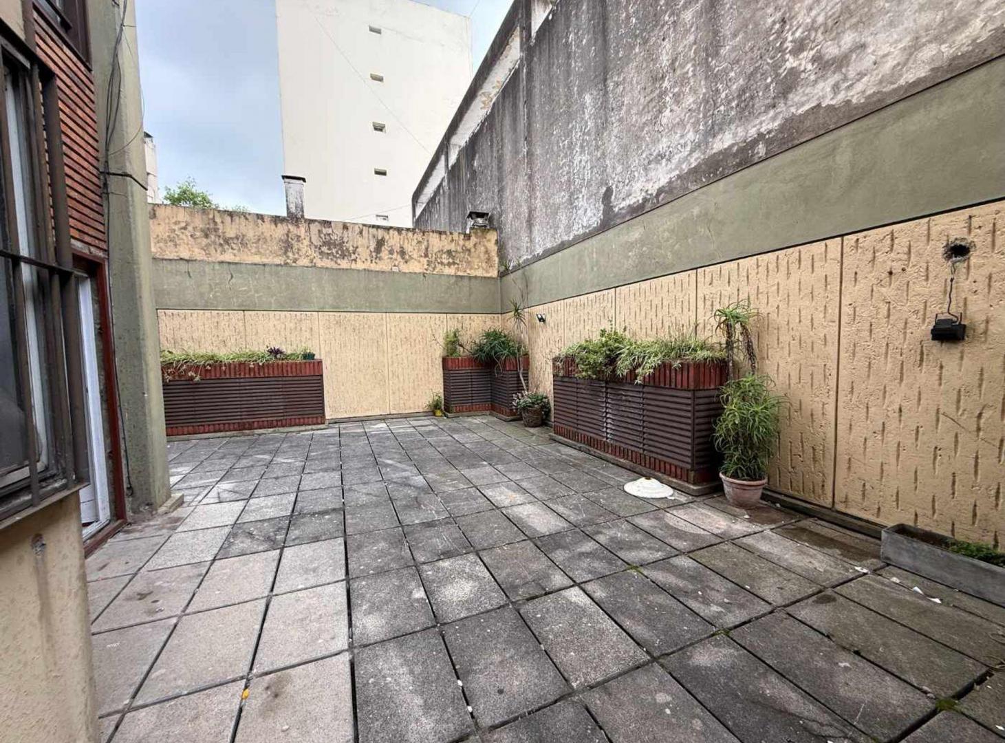 Foto de VENTA DEPARTAMENTO 2 AMBIENTES CON PATIO - ALMAGRO, imagen 1