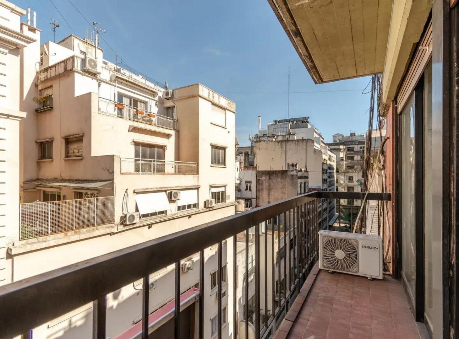 Foto de VENTA DEPTO 2 AMB FRENTE CON BALCON EN RETIRO, imagen 2