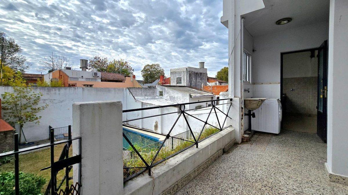 Foto de VENTA - PH 5 amb. CON JARDIN, TERRAZA Y COCHERA, imagen 4
