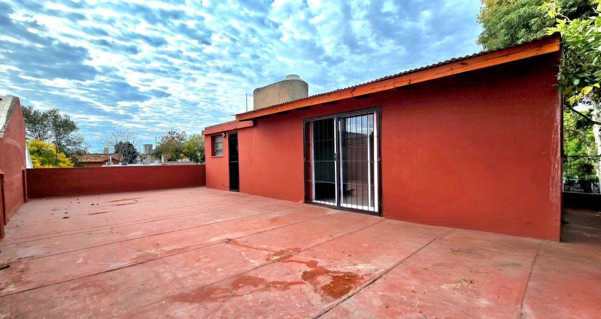 Foto de VENTA - PH 5 amb. CON JARDIN, TERRAZA Y COCHERA, imagen 5