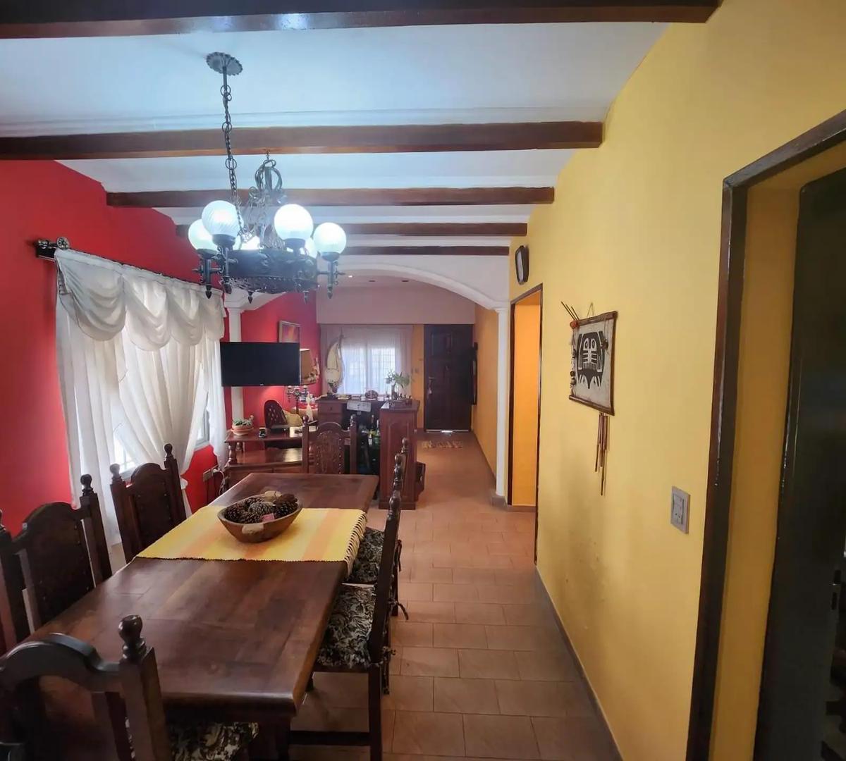 Casa 4 ambientes en Lanús Oeste con cochera, quincho y pilet