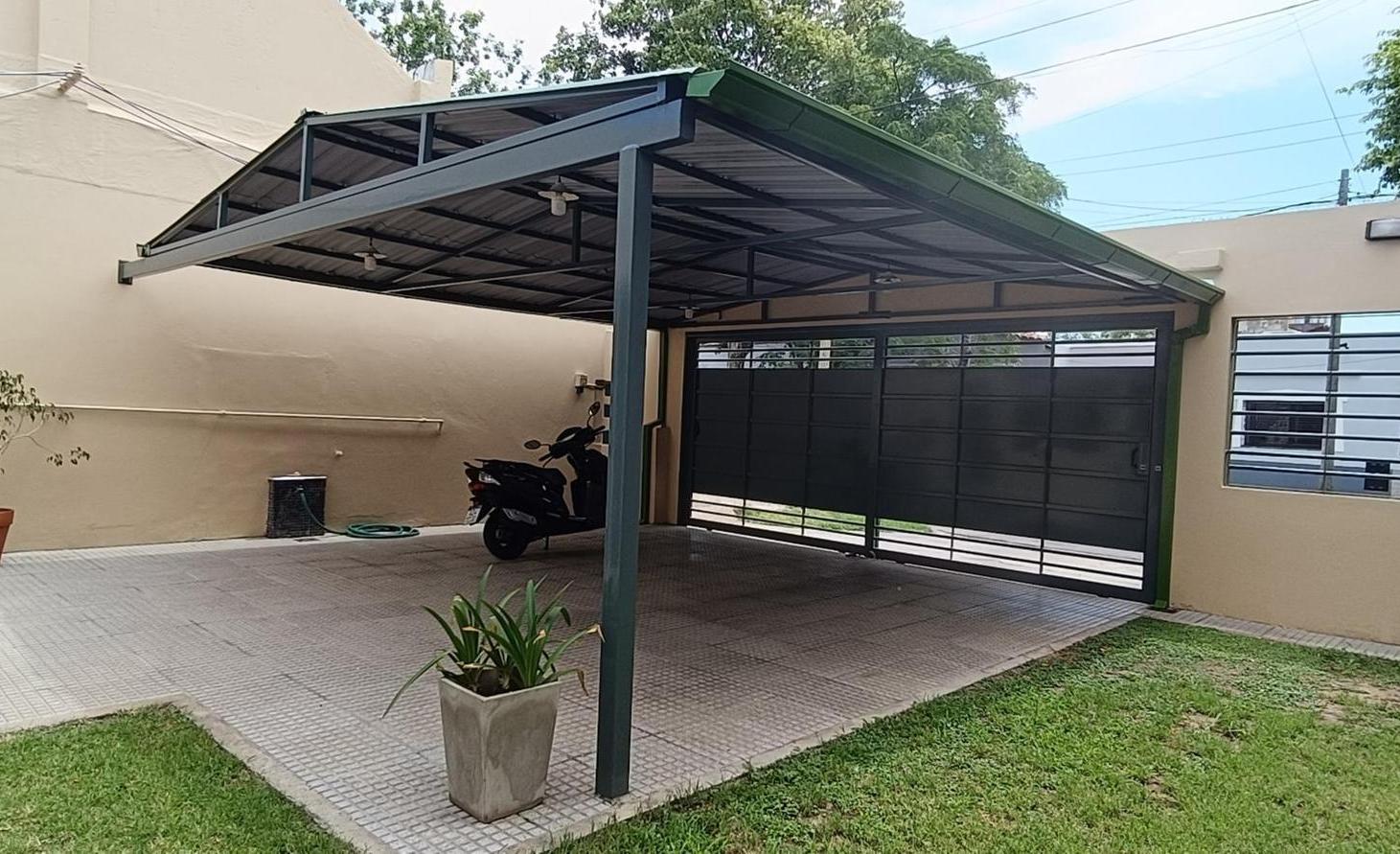 Casa con cochera, parque, quincho y pileta Lanús Este