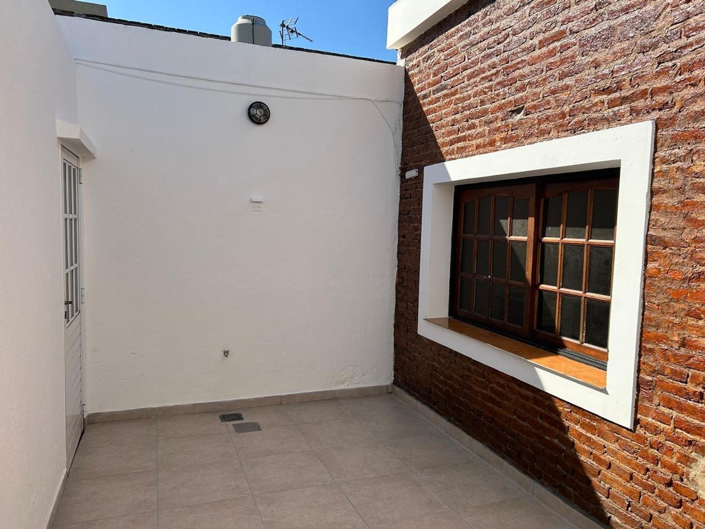 Departamento tipo casa PH 2 ambientes con patio amplio