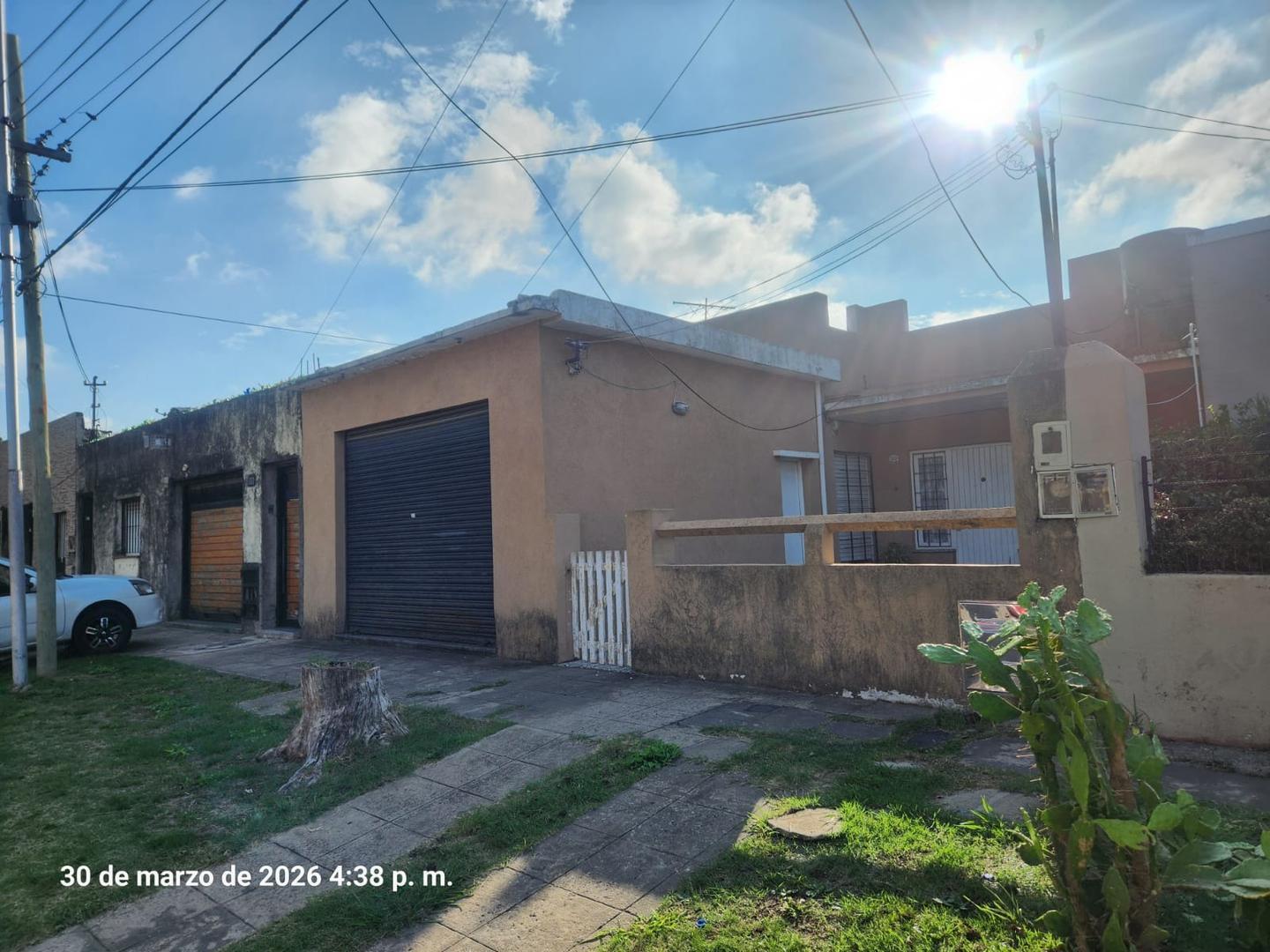 Casa 3 ambientes con garage o local y fondo
