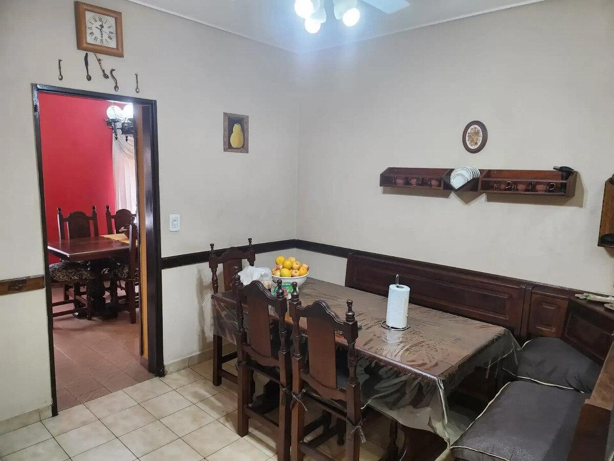 Foto de Casa 4 Ambientes En Lanús Oeste Con Cochera, Quincho Y Pilet, imagen 2